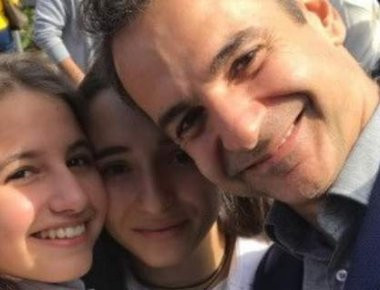 Στην παρέλαση της 14χρονης κόρης του ο Κυριάκος Μητσοτάκης (φωτό)